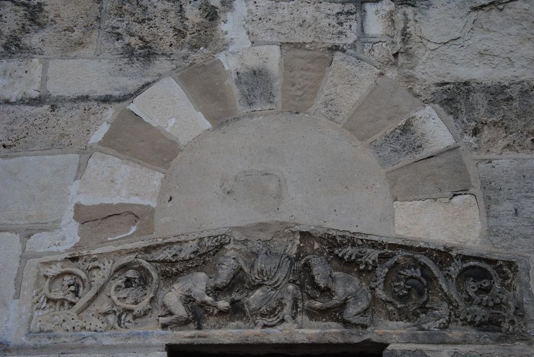 Eglise Saint-Pierre : Porte occidentale de gauche, détail du linteau