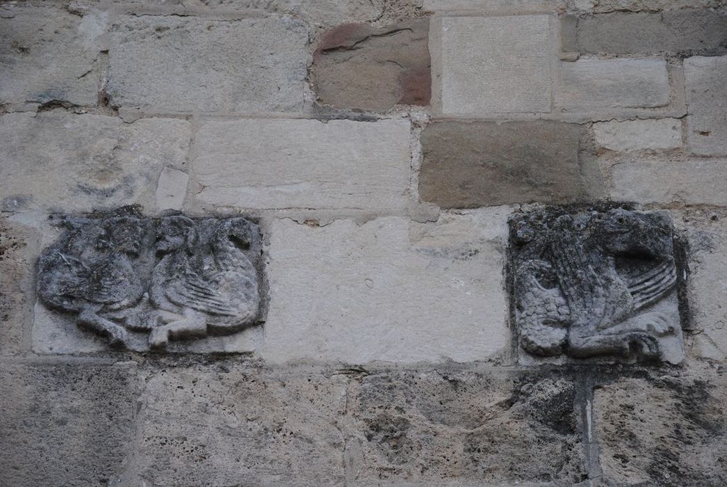 Eglise Saint-Pierre : Détail d'éléments sculptés intégrés dans la maçonnerie