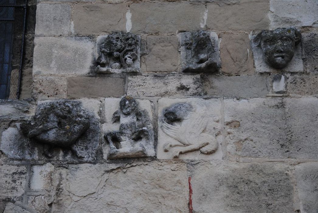 Eglise Saint-Pierre : Détail d'éléments sculptés intégrés dans la maçonnerie