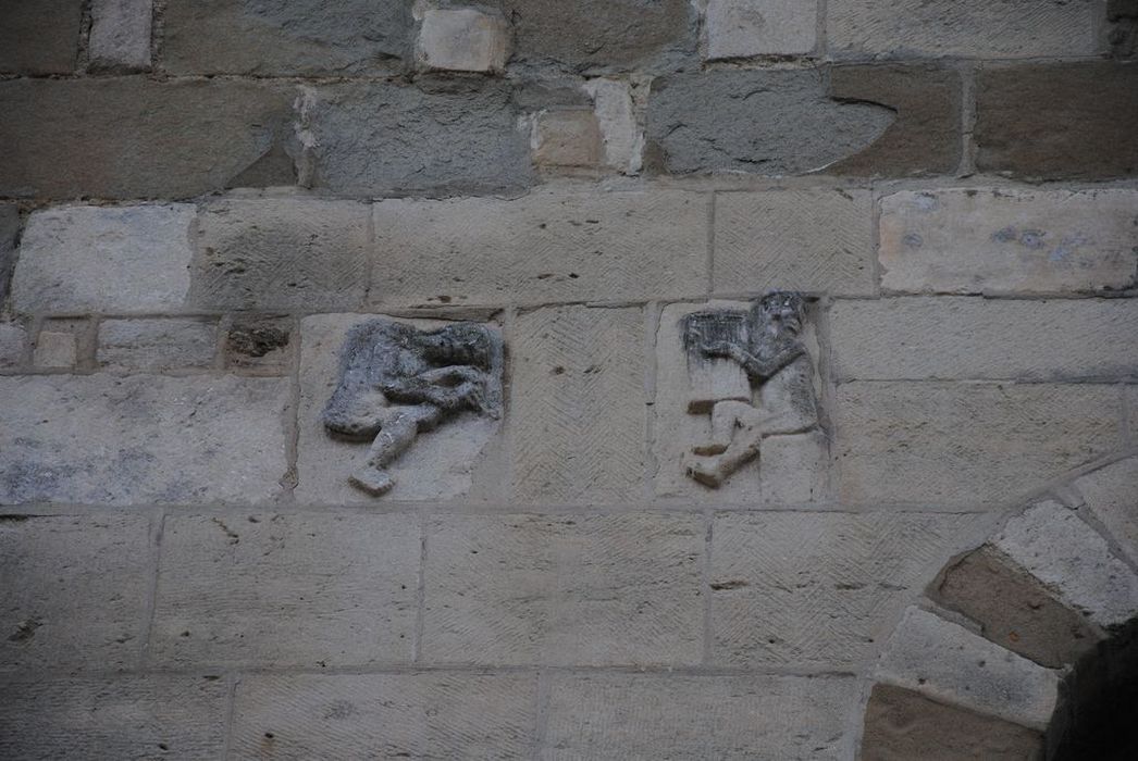 Eglise Saint-Pierre : Détail d'éléments sculptés intégrés dans la maçonnerie