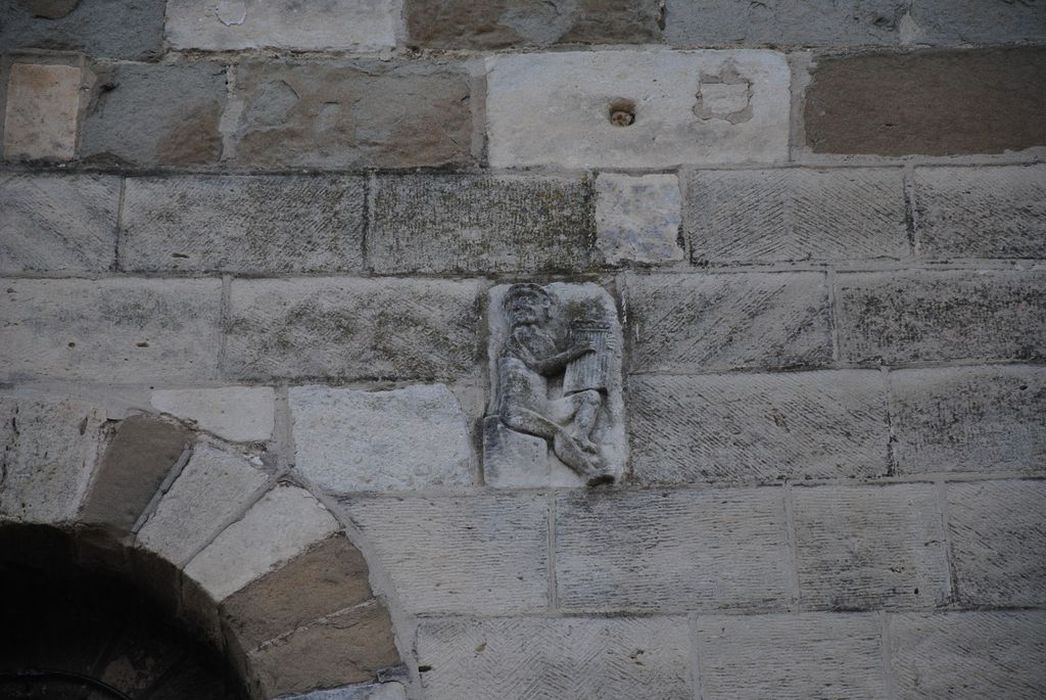 Eglise Saint-Pierre : Détail d'un élément sculpté intégré dans la maçonneie