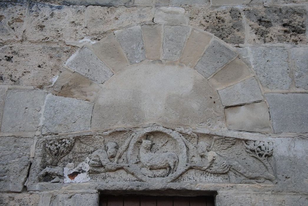 Eglise Saint-Pierre : Porte occidentale de droite, détail du linteau