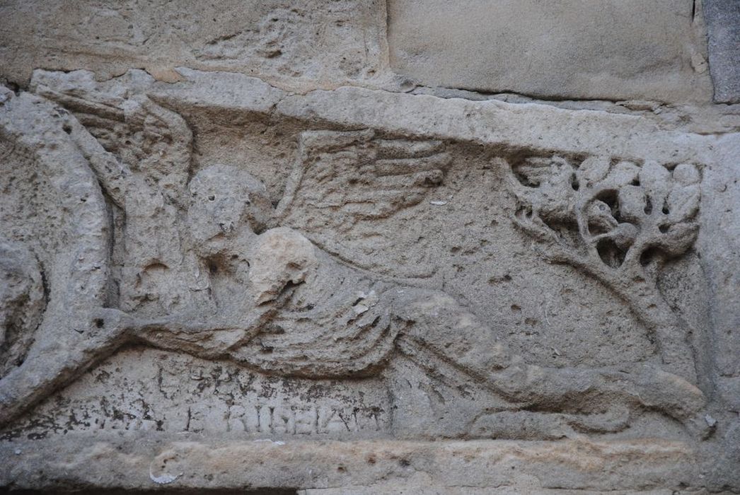 Eglise Saint-Pierre : Porte occidentale de droite, détail du linteau