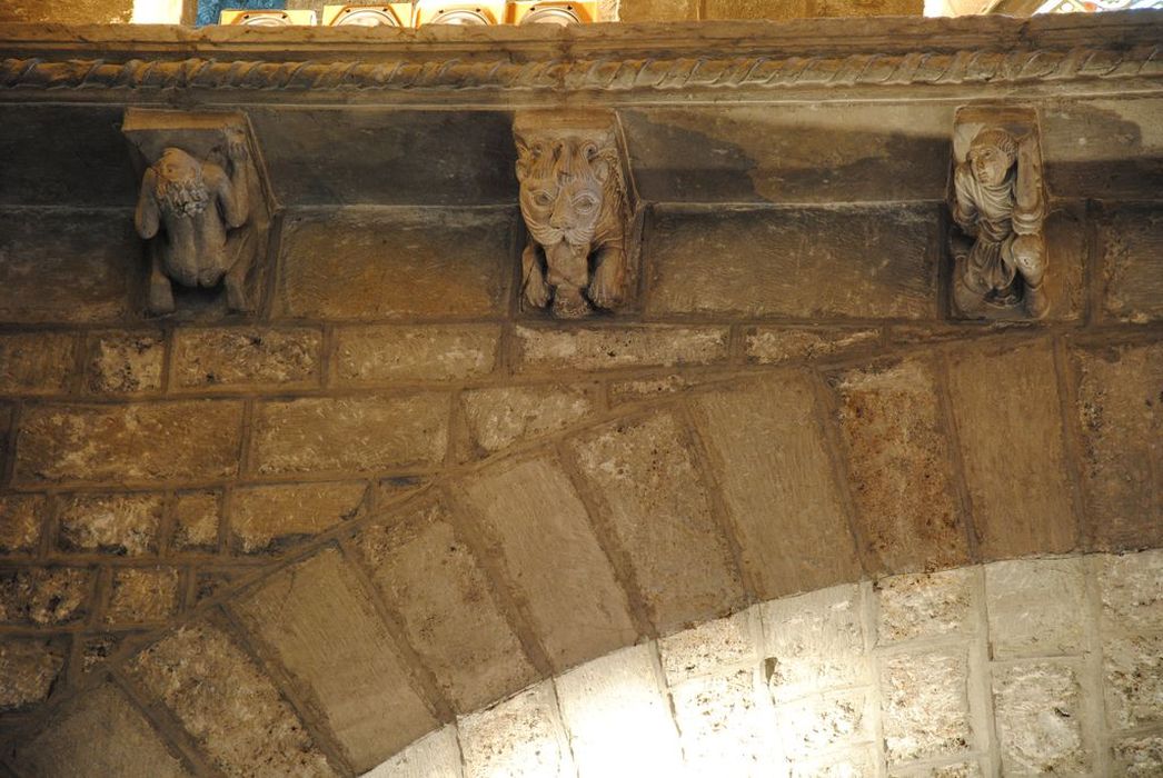 Eglise Saint-Pierre : Nef, détail de consoles sculptées