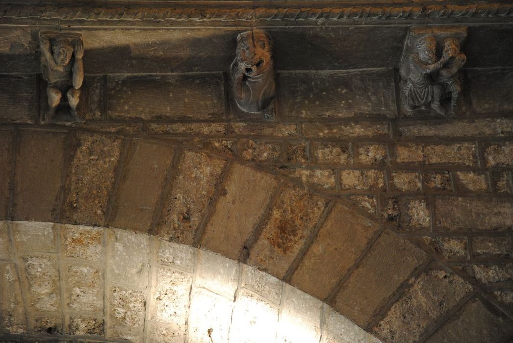 Eglise Saint-Pierre : Nef, détail de consoles sculptées