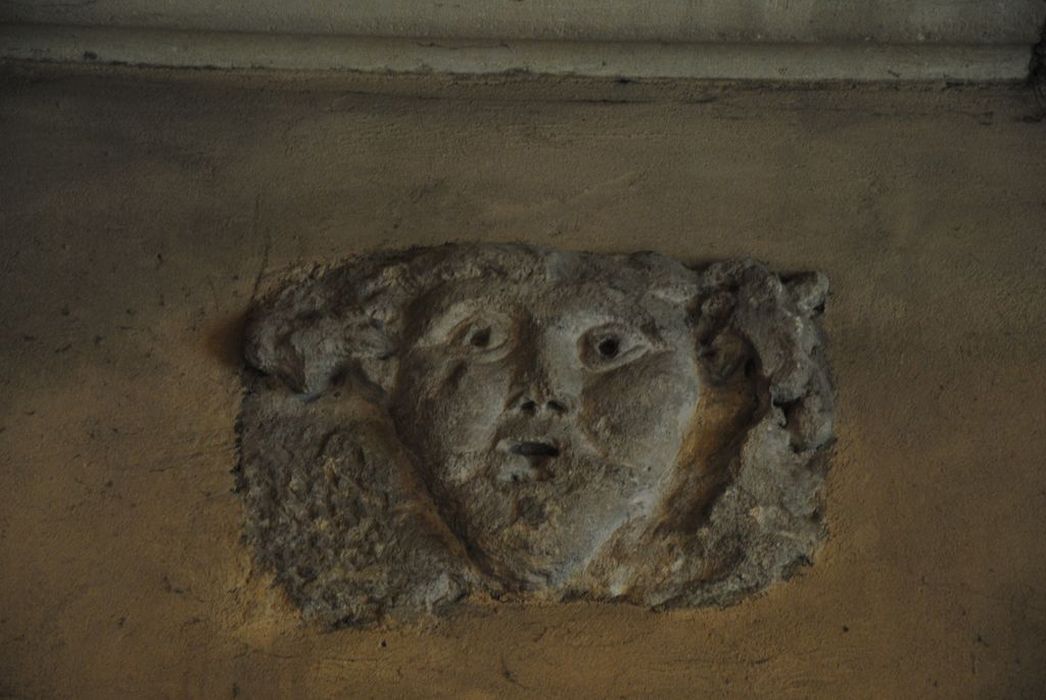 Eglise Saint-Pierre : Détail d'un élément sculpté intégré dans la maçonneie