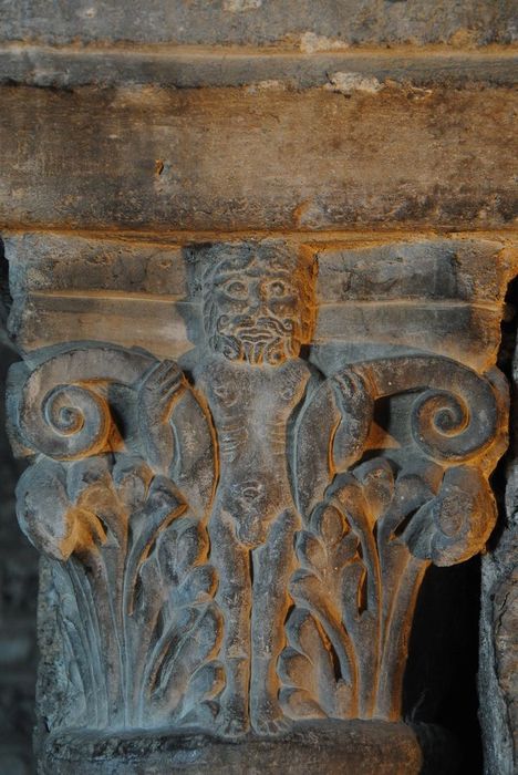 Eglise Saint-Pierre : Détail d'un chapiteau sculpté