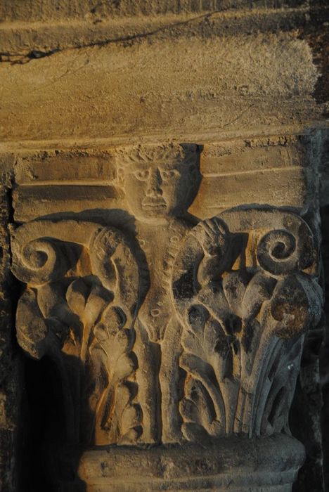 Eglise Saint-Pierre : Détail d'un chapiteau sculpté