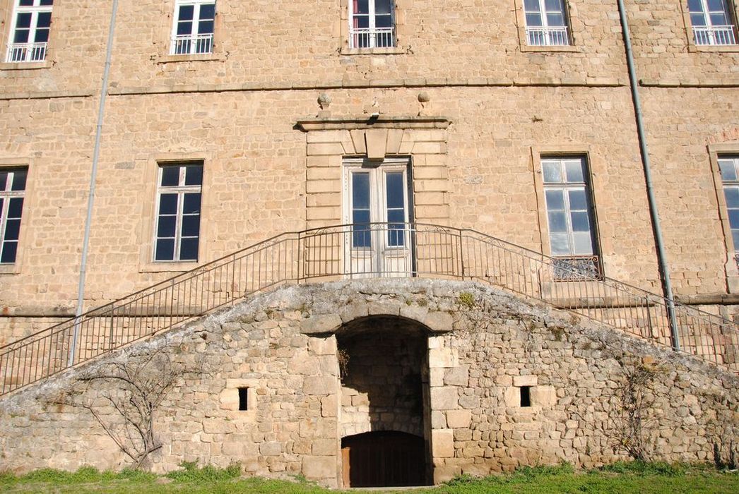 Château (ancien couvent des Célestins) : Façade sud, escalier extérieur, vue générale