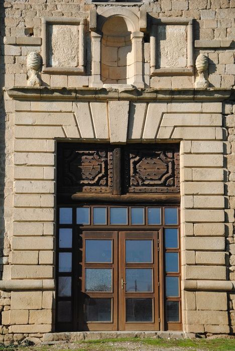 Château (ancien couvent des Célestins) : Porte monumentale, vue générale