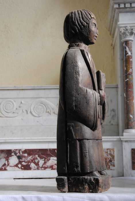 statue : Saint Vincent, profil droit, vue générale - © Ministère de la Culture (France), Médiathèque du patrimoine et de la photographie, Conservation des antiquités et des objets d’art de l’Ardèche – Tous droits réservés