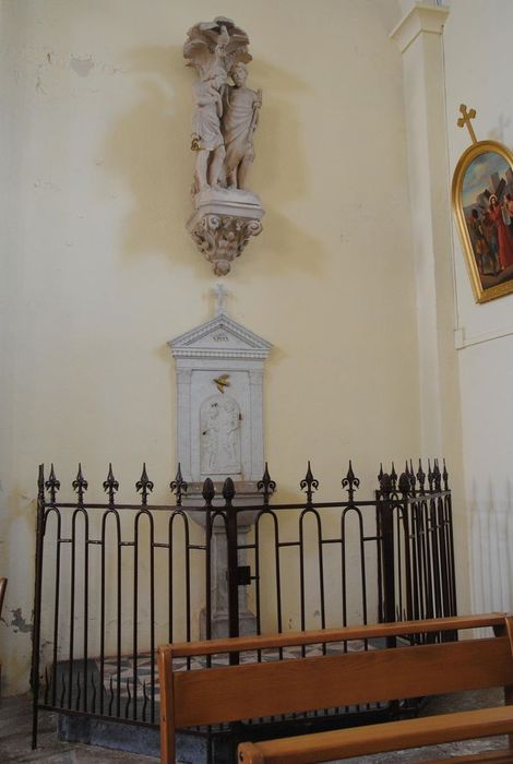 fonts baptismaux surmonté d'un groupe sculpté : Le Christ et saint Jean-Baptiste - © Ministère de la Culture (France), Médiathèque du patrimoine et de la photographie, Conservation des antiquités et des objets d’art de l’Ardèche – Tous droits réservés