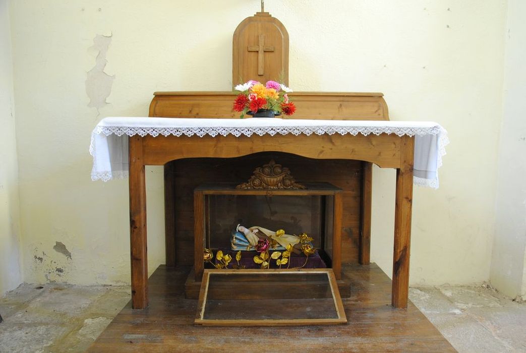 châsse : copie de la châsse de Sainte Thérèse de l'Enfant Jésus avec reproduction du corps de la sainte - © Ministère de la Culture (France), Médiathèque du patrimoine et de la photographie, Conservation des antiquités et des objets d’art de l’Ardèche – Tous droits réservés
