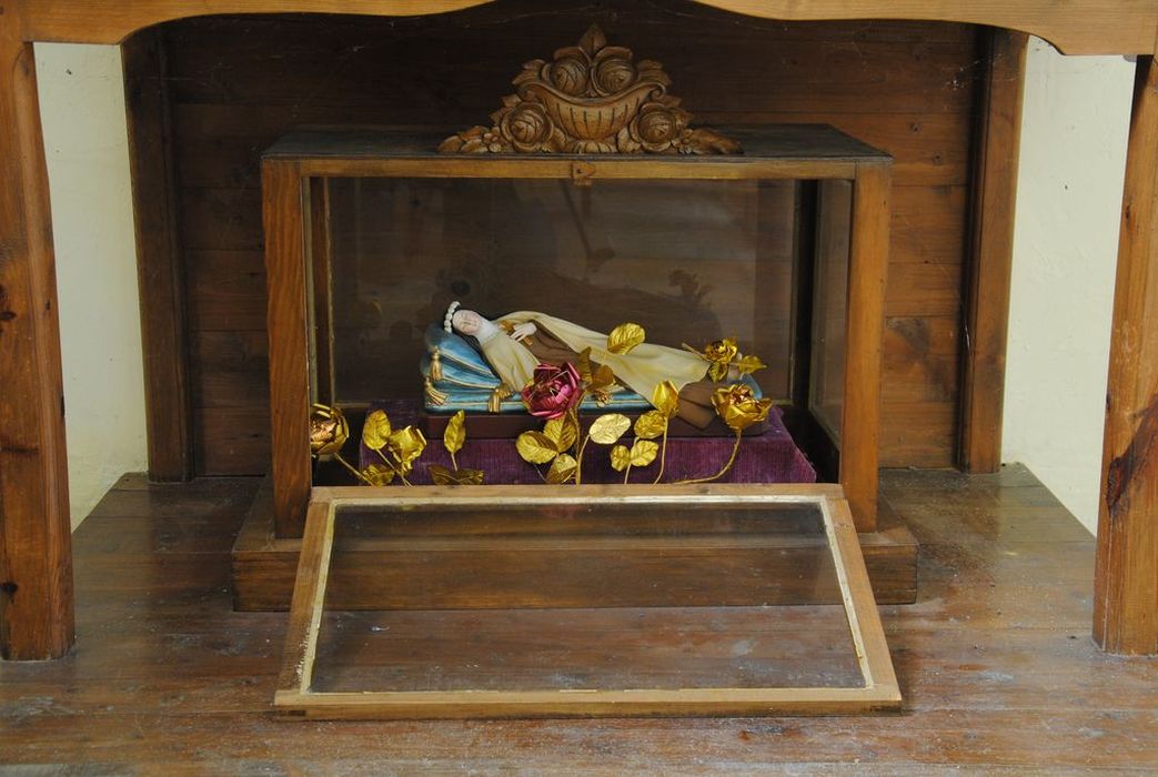 châsse : copie de la châsse de Sainte Thérèse de l'Enfant Jésus avec reproduction du corps de la sainte - © Ministère de la Culture (France), Médiathèque du patrimoine et de la photographie, Conservation des antiquités et des objets d’art de l’Ardèche – Tous droits réservés