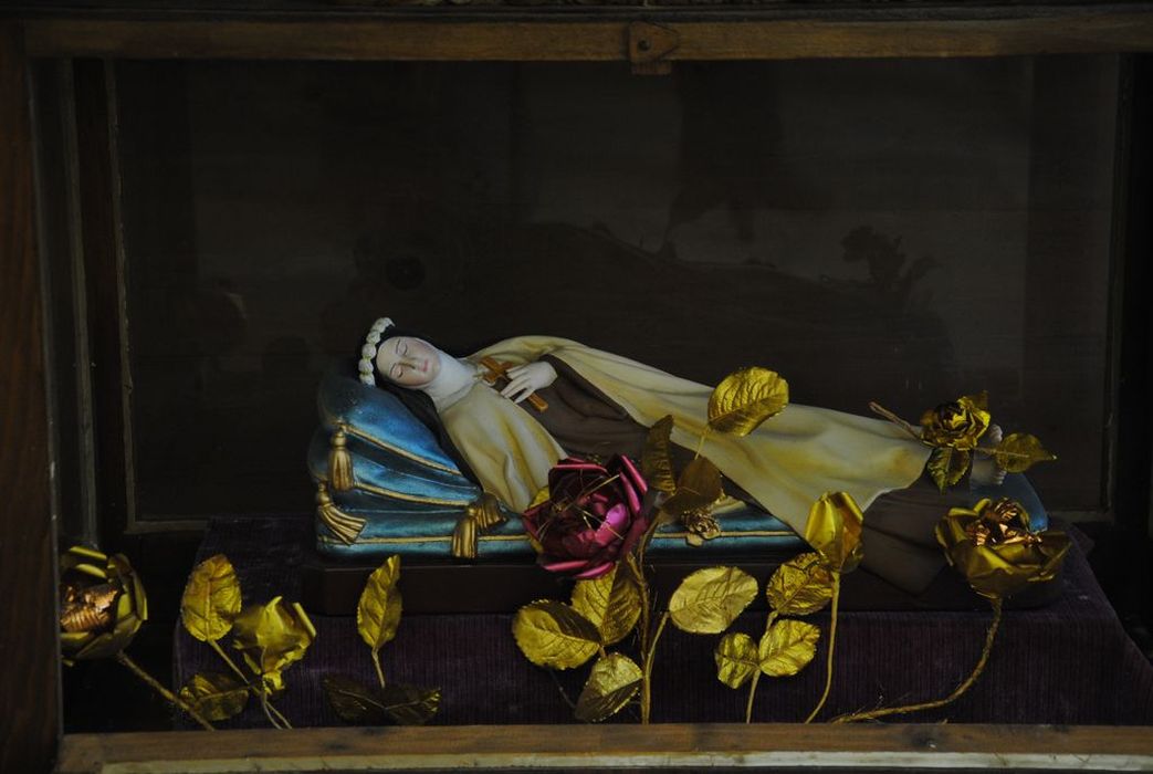 châsse : copie de la châsse de Sainte Thérèse de l'Enfant Jésus avec reproduction du corps de la sainte - © Ministère de la Culture (France), Médiathèque du patrimoine et de la photographie, Conservation des antiquités et des objets d’art de l’Ardèche – Tous droits réservés