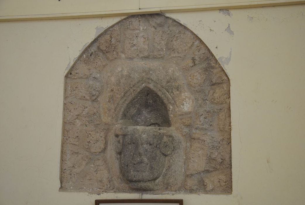 porte-burettes en forme de masque de l'ancienne église d'Eclassan - © Ministère de la Culture (France), Médiathèque du patrimoine et de la photographie, Conservation des antiquités et des objets d’art de l’Ardèche – Tous droits réservés