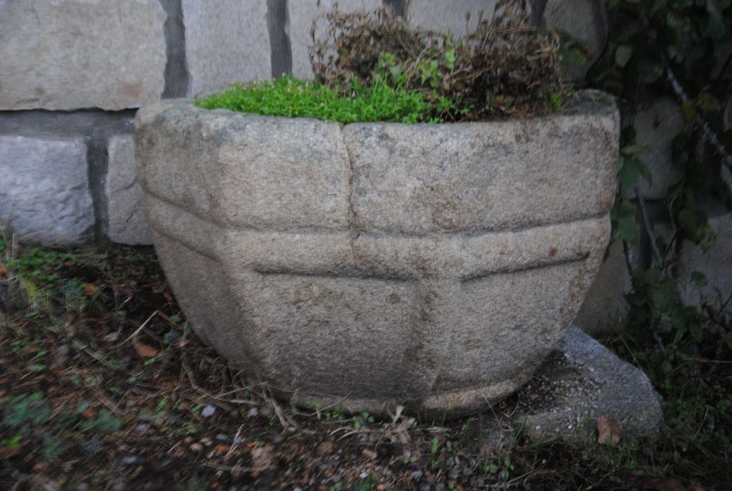 fonts baptismaux : cuve baptismale ornée de moulurations - © Ministère de la Culture (France), Conservation des antiquités et des objets d’art de l’Ardèche – Tous droits réservés