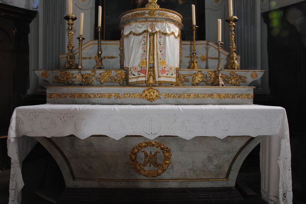 Maître-autel, gradins et tabernacle