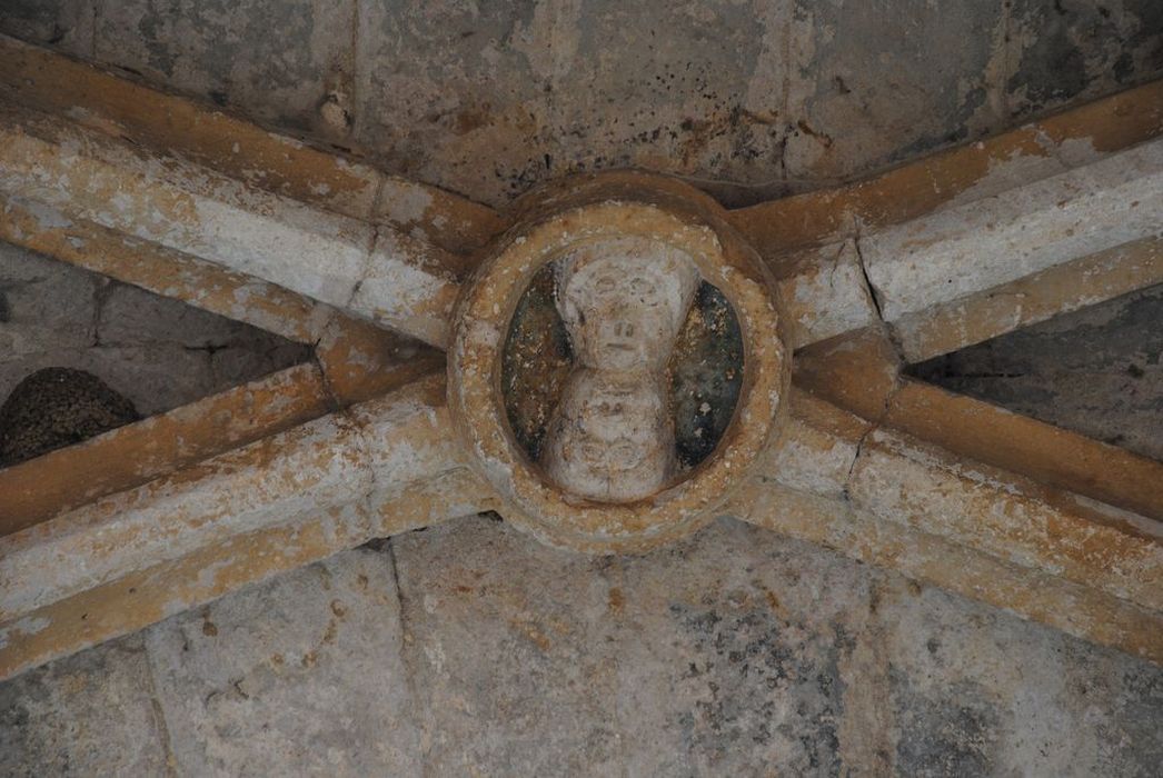 Eglise Saint-Victor : Porche sud, détail de la clef de voûte