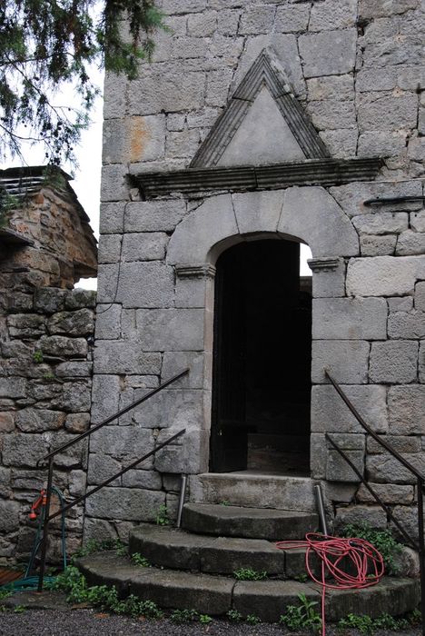 Eglise Saint-Victor : Porte d'accès non localisée, vue générale