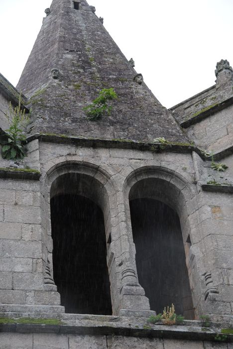 Eglise Saint-Victor : Clocher, vue partielle