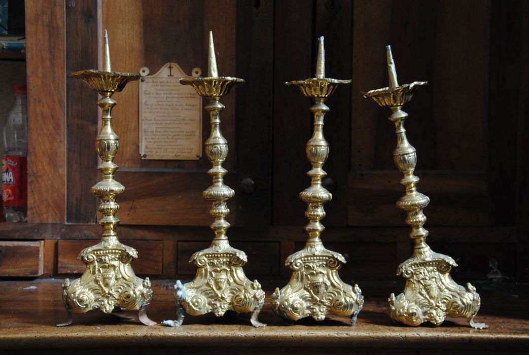 chandeliers de l'autel de Notre Dame de Lourdes