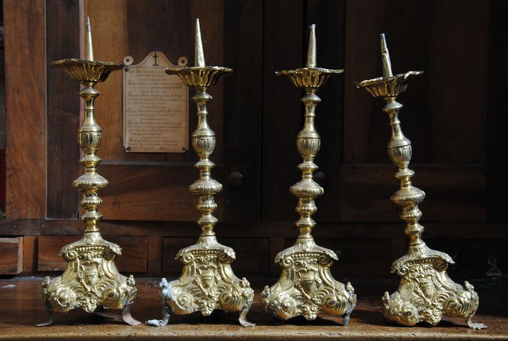 chandeliers de l'autel de Notre Dame de Lourdes