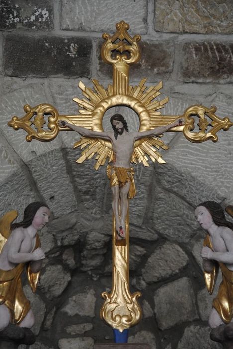 croix avec son socle, vue partielle