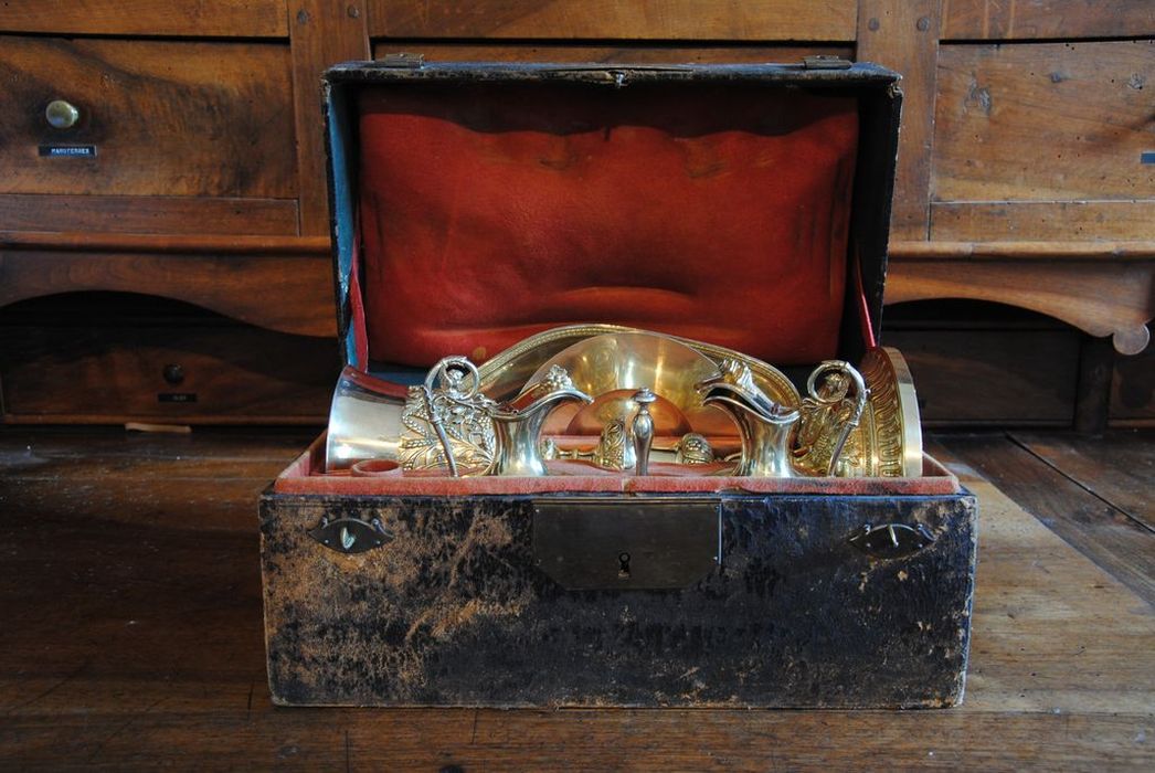 calice, patène, burettes, plateau à burettes, sonnette d'autel