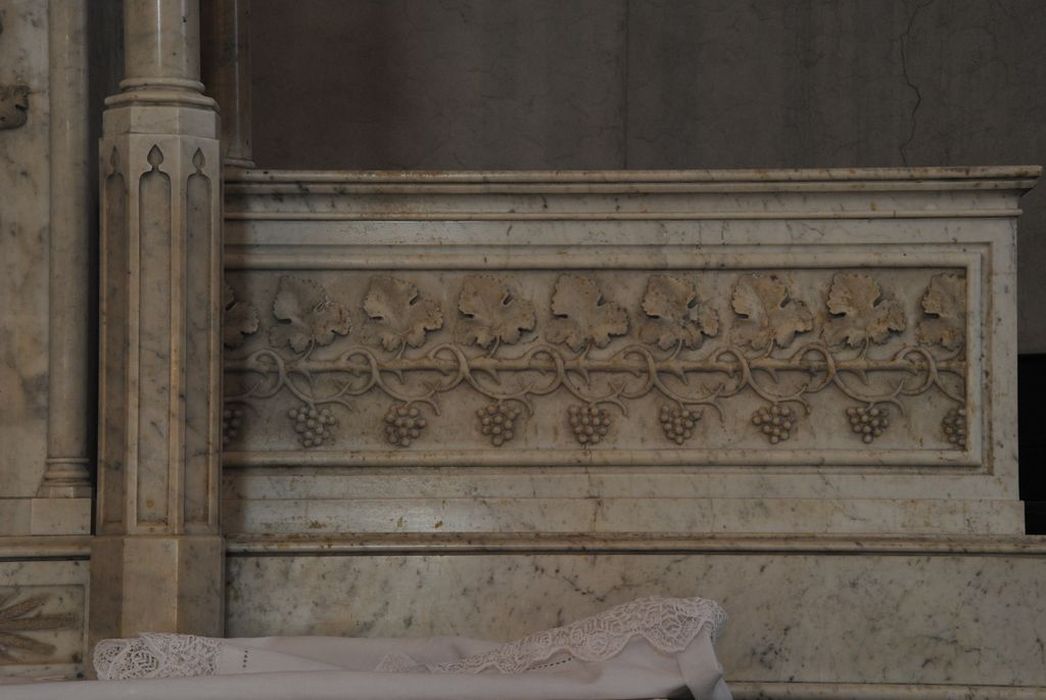 autel (maître-autel), gradin d'autel, détail