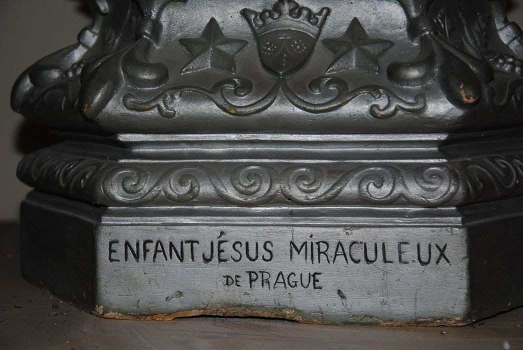 statue : Enfant Jésus miraculeux de Prague (L'), détail du socle