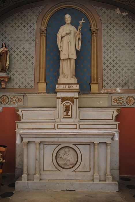 Autels avec leurs garnitures : autel du Sacré-Coeur de Jésus avec gradins, tabernacle, 12 chandeliers et croix d'autel ; autel de saint Jean-François Régis avec gradins, tabernacle et 6 chandeliers ; autel de saint Joseph et l'Enfant avec gradins, tabernacle et 6 chandeliers