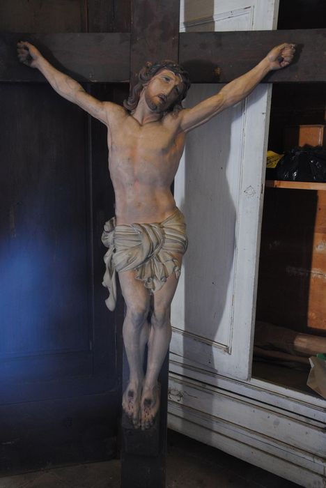 Statue : Christ en croix surmontant le choeur