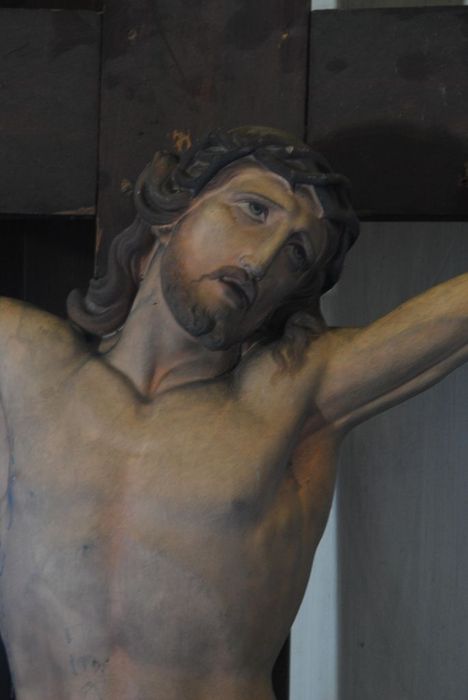 statue : Christ en Croix, vue partielle