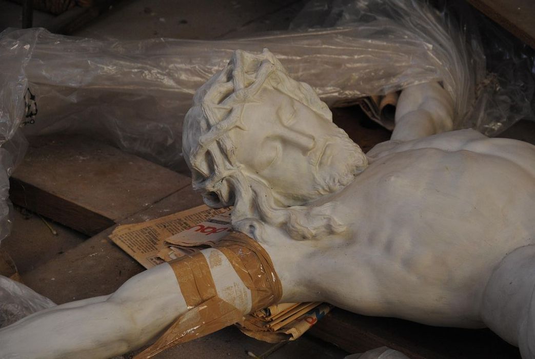 Statue : Christ en Croix, vue partielle