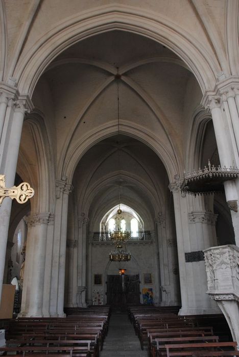 Eglise Notre-Dame-des-Pommiers : Nef, vue générale