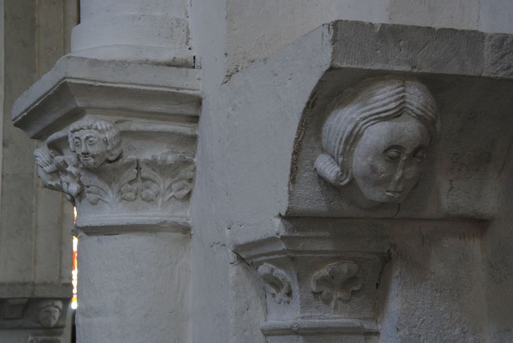 Eglise Notre-Dame-des-Pommiers : Détail de deux chapiteaux sculptés