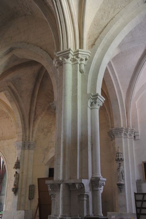 Eglise Notre-Dame-des-Pommiers : Nef, détail d'un pilier