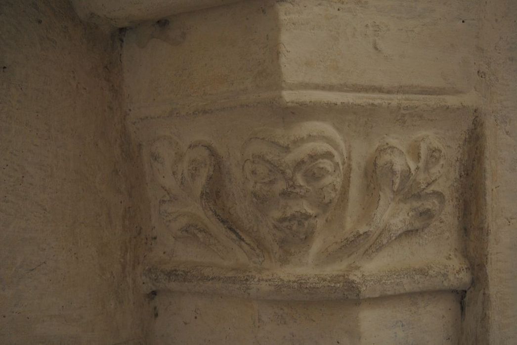 Eglise Notre-Dame-des-Pommiers : Détail d'un chapiteau sculpté