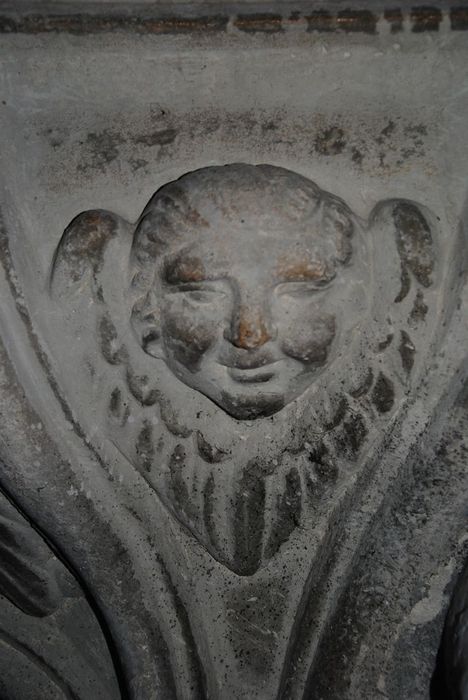 Eglise Notre-Dame-des-Pommiers : Détail d'un chapiteau sculpté