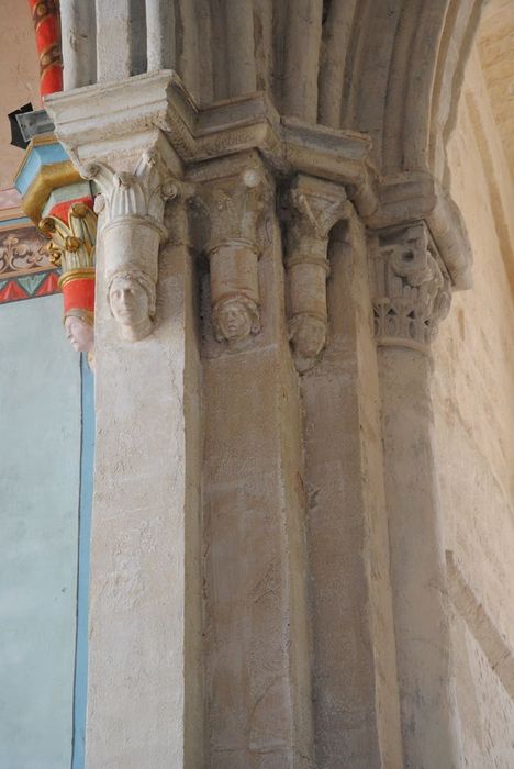 Eglise Notre-Dame-des-Pommiers : Détail de chapiteaux sculptés