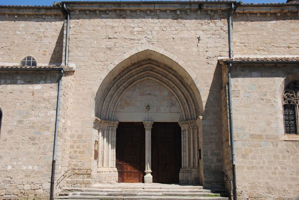 Eglise Notre-Dame-des-Pommiers : Portail latéral sud, vue générale