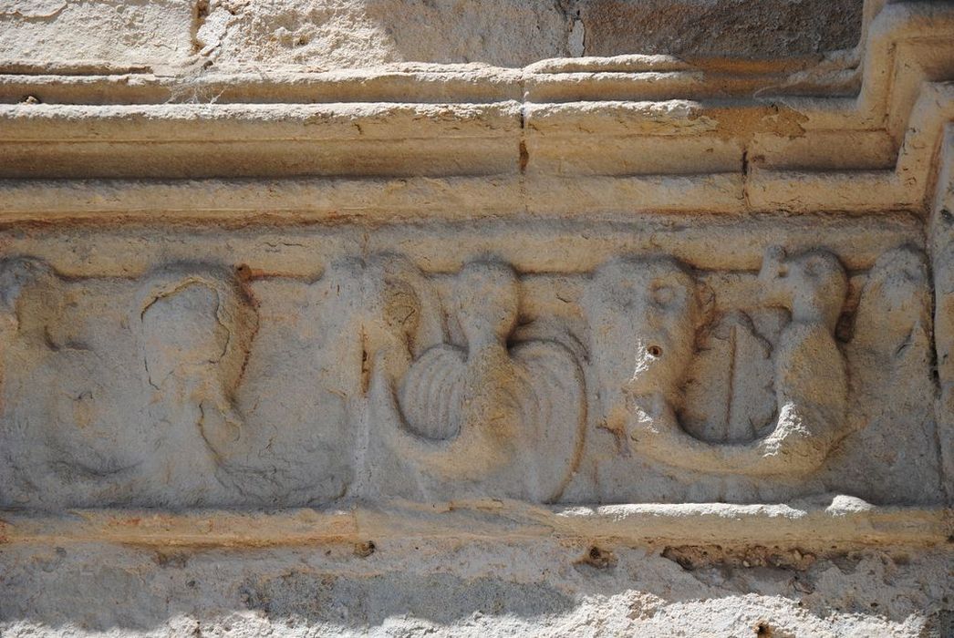 Eglise Notre-Dame-des-Pommiers : Portail latéral sud, détail