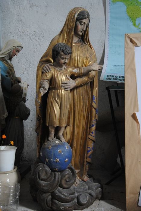 statue : Vierge à l'Enfant sur le globe