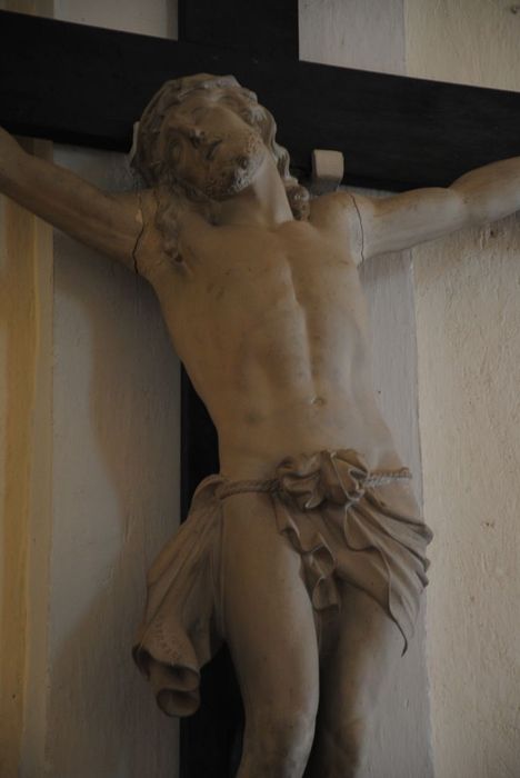 statue : Christ en croix, vue partielle