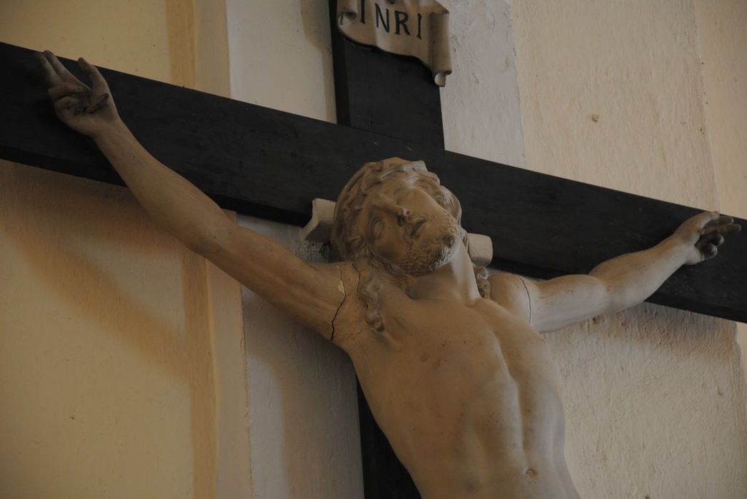 statue : Christ en croix, vue partielle