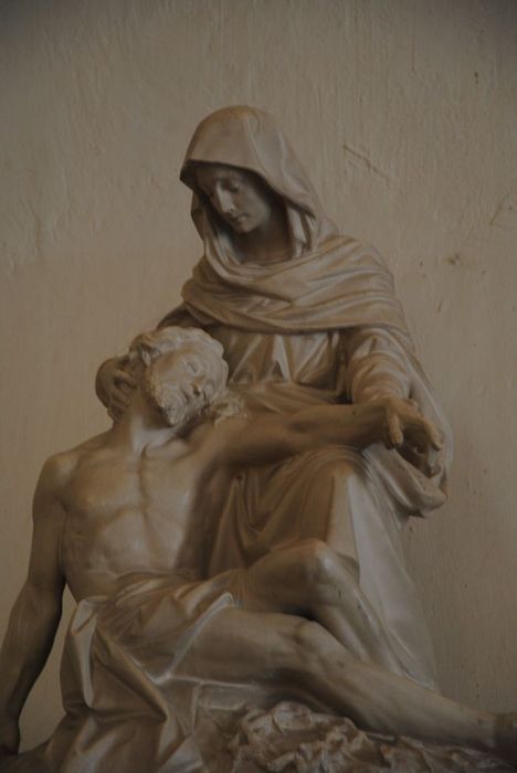 groupe sculpté : Vierge de pitié, vue partielle