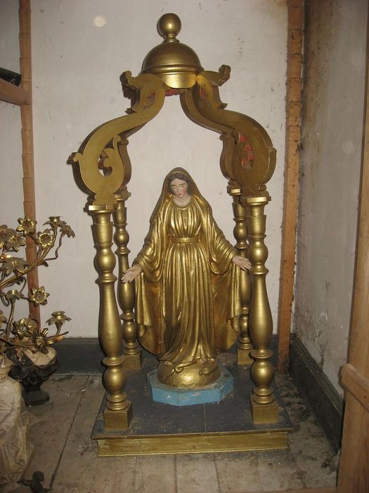 statue sous son dais : Vierge (La)