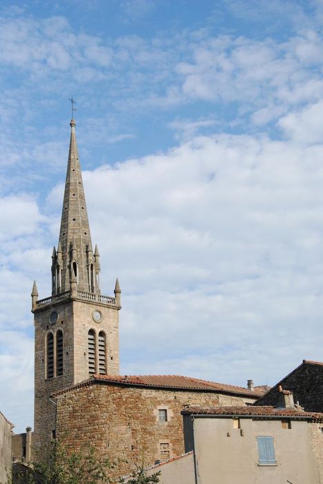 Eglise Saint-Pierre-és-Liens : Vue partielle de l'église dans son environnement