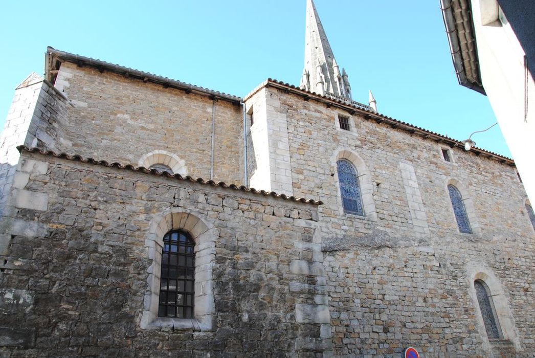 Eglise Saint-Pierre-és-Liens : Façade latérale nord, vue partielle